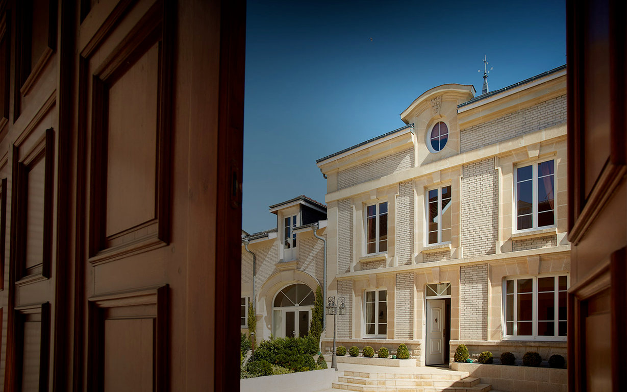 ジェイ・エム・ラブリュイエールの写真1